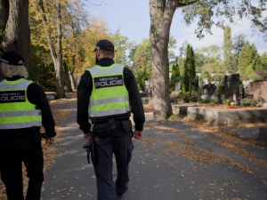 Strážníci v Brně vyrazí se psy na hřbitovy, aby pohlídali věnce